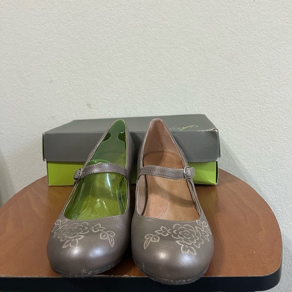 Naya Chalice Metallic Leather Floral Embossed Heel Size 8 Mary Jane Ankle Nickel - Picture 8 of 10